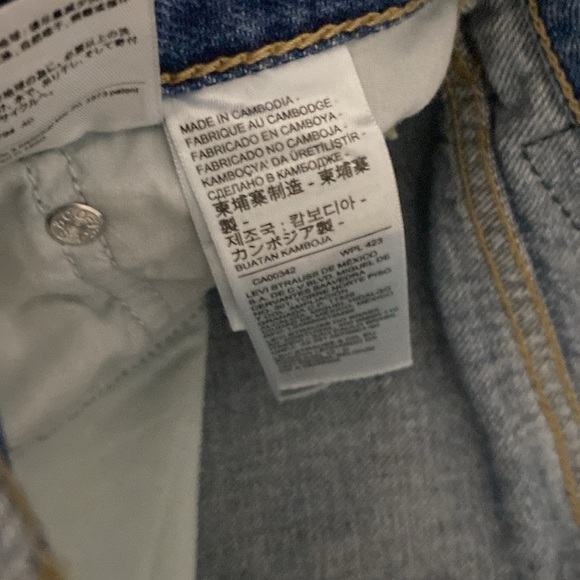 LEVI’S 80s MOM JEAN HI WAISTED TAPERED LEG 100% COTTON MOM JEAN IN MEDIUM WASH - Picture 12 of 16